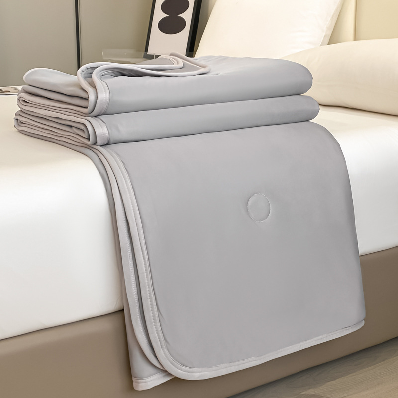 New summer collection: Solid-color cooling quilt with cool-feel silk core—machine-washable, made from fiber material, featuring cool-touch silk fabric—available for cross-border purchase
