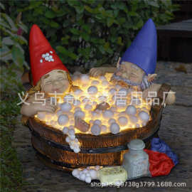 跨境新品 Garden gnome statue带太阳能灯的沐浴花园侏儒雕像