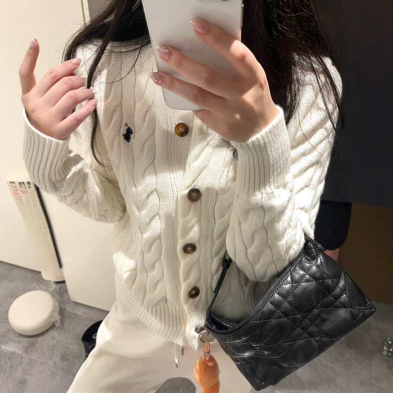 Original version: Scan the QR code to see the RL embroidered pony logo on this chunky cable-knit cardigan, a fashionable and versatile women's round-neck sweater