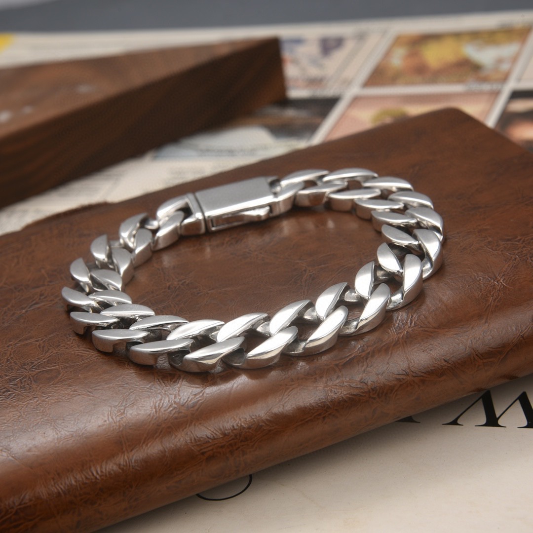 Pulseira masculina com elos cubanos • Aço inoxidável premium • À prova d'água e hipoalergênica. Estilo urbano clássico, durável e confortável. Símbolo de confiança._voghion.com