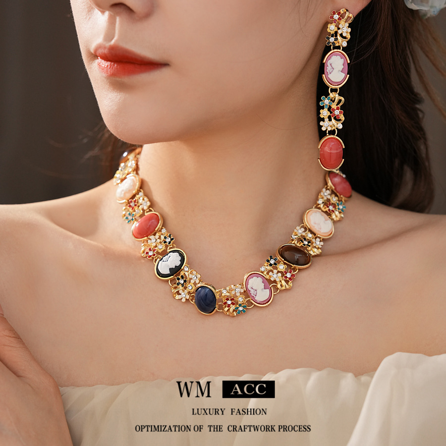 Juego de vestido de cena de piedra del Rin marcado de la casa de la Edad Media D Collar de piedras preciosas del Rin Pulsera Pendientes Pendientes