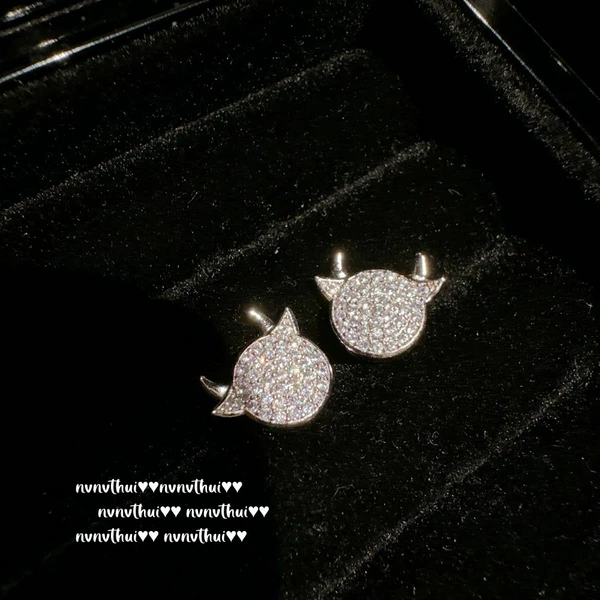 Earrings with zircon, 071 carat