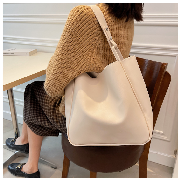 300g Weight Magnetic Buckle Closure Type Single Shoulder Strap Strap Type Bucket Bag Bags Type Pu Leather Material Solid Color Pattern Streetwear Style Beige, Black Color Large Size Large Pu Leather Streetwear Bucket Bag 11
