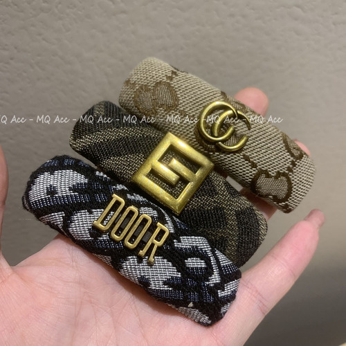 Small Red Calligraphy Style Retro G Sponge Hair Clip for Women, Bangs Clip, Retro Printed Hair Clip for Fashion and Elegance