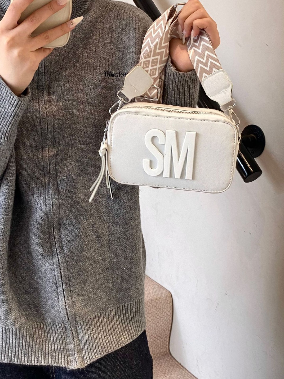 Personalidad de moda moda moda bolsa de mujer casual versátil nicho letras pequeñas bolsas cuadradas correa de hombro ancha popular mochila de hombro