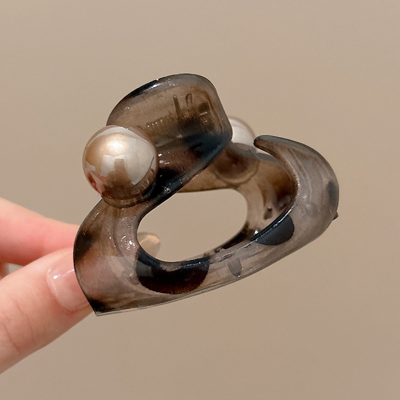 Retro temperamento medio atado clip de cabello para mujeres 2025 nuevo nicho de diseño clip de tiburón clip de cabello de cabeza detrás del toque de cabeza clip de cabello