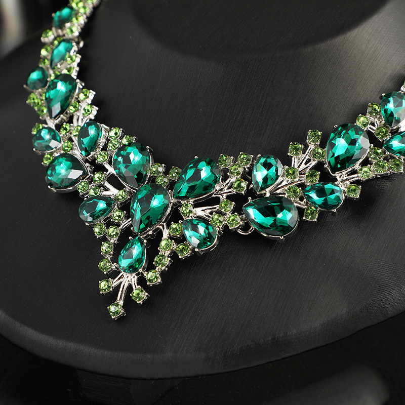 欧米の水晶の宝石のネックレスのイヤリングのセットの精巧でファッション的な気質の新婦のアクセサリのパーティーの高級な2つのセット