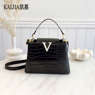 �߼��а���Ů�{�~�yˮͰ�����A��������羳�L��V������p��Ů��