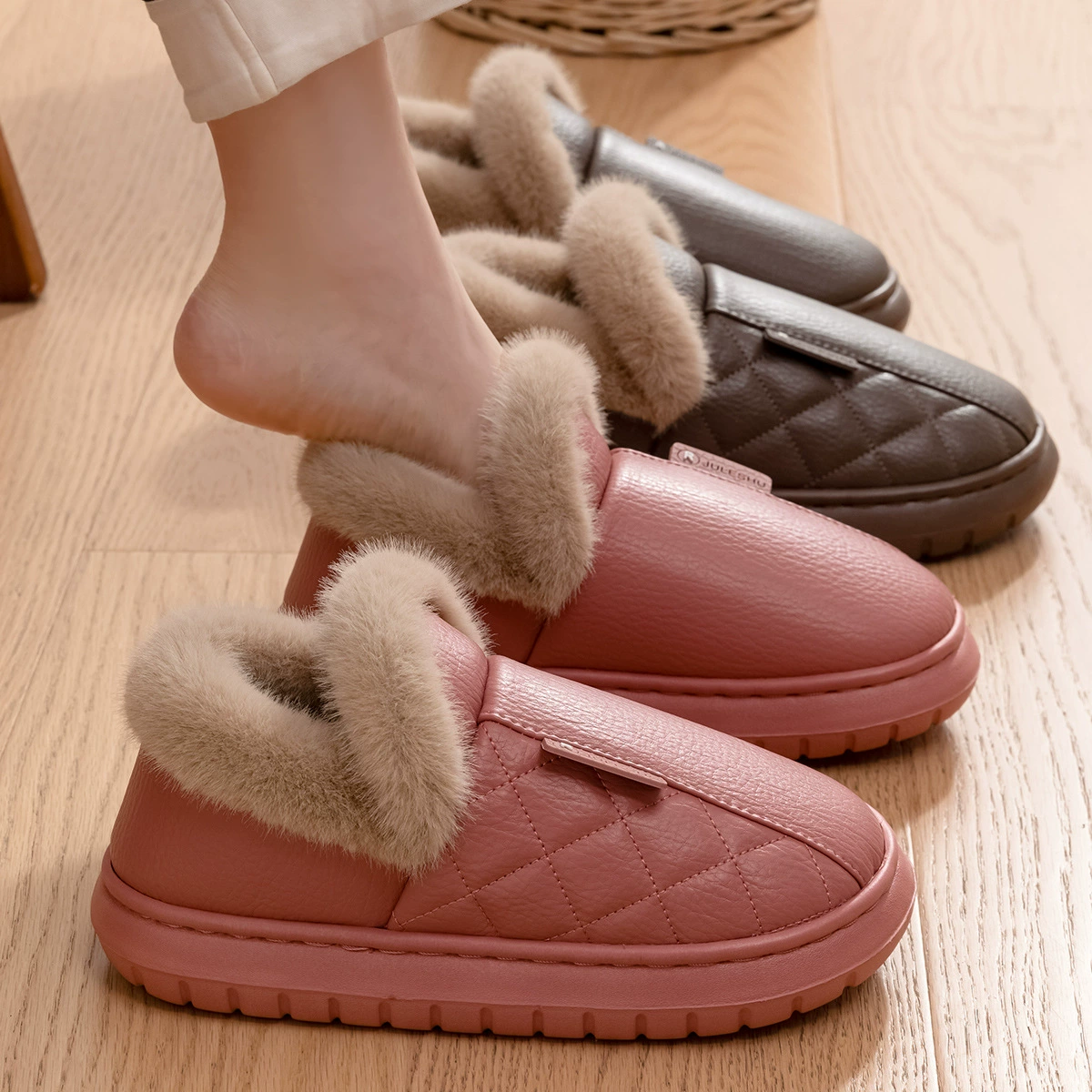 Водонепроницаемые хлопковые тапочки для женщин, новинка осени и зимы 2025 года, домашние теплые тапочки с закрытой пяткой, на толстой нескользящей подошве с кожаной поверхностью, хлопковая обувь для мужчин, подходят для ношения на улице.