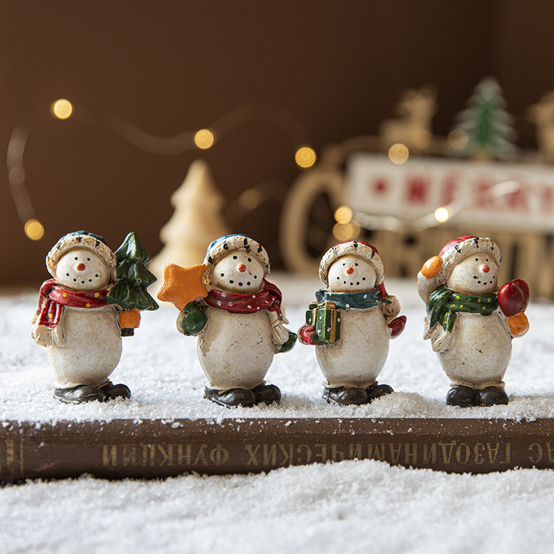Hong Kong Heng árbol de Navidad decoración escritorio pintado resina muñeco de nieve decoración creativa de Navidad diseño de la escena