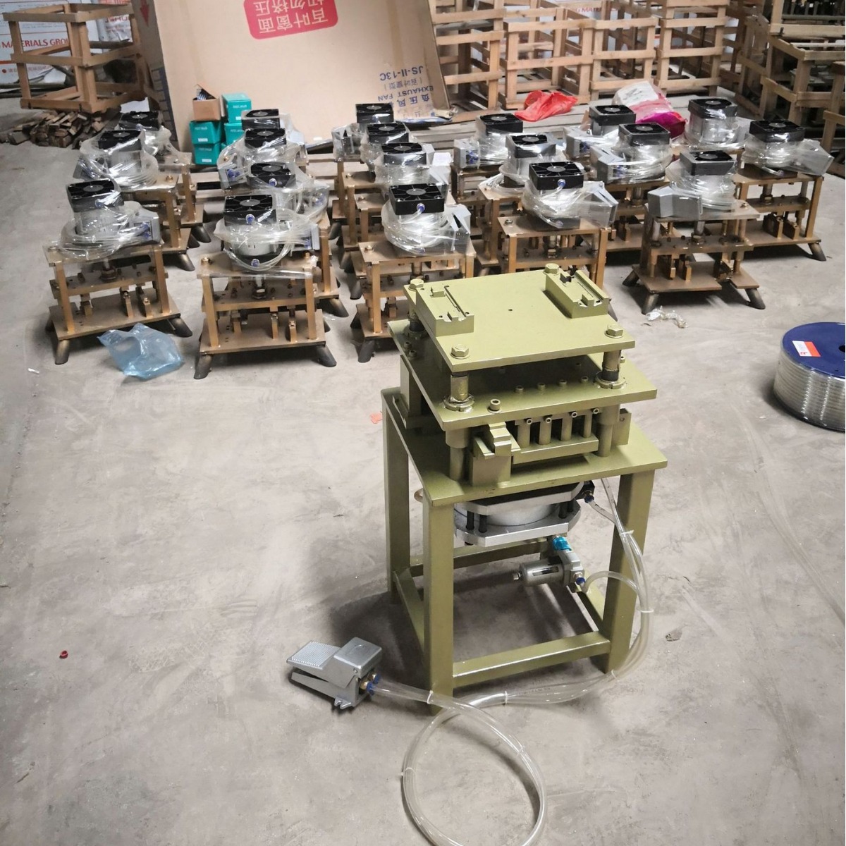 越南  越发气动模具  冲铝模  铝窗冲模  铝窗冲孔模具  铝门模具