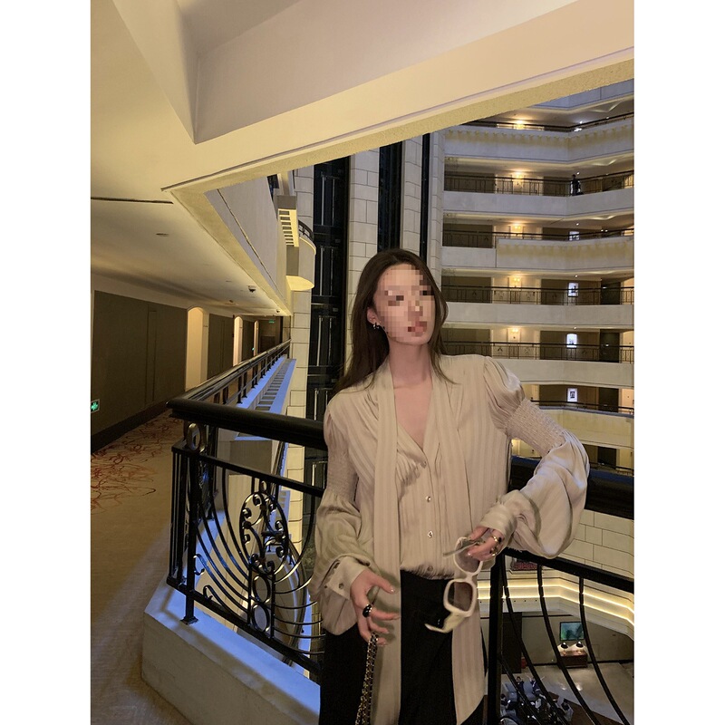 跨境ZHAIAIAIA 古金色V领衬衫女秋季新丝带设计感时尚长袖衬|undefined