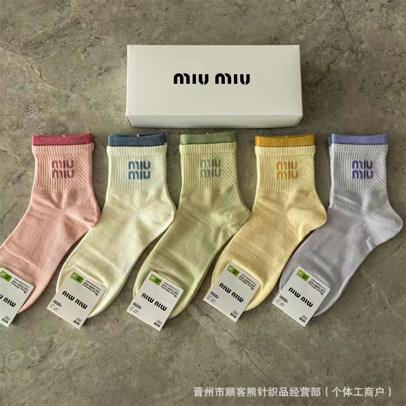 新製品 miumiu 綿靴下箱入り 5 足ミッドチューブレディースソックス水玉文字トレンディソックスシンプルでファッショナブルな外国貿易靴下|undefined