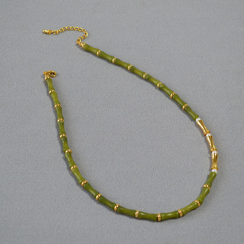 Trendy Chinese-style niche design: Fresh olive-green jade, bamboo-section bead necklace—simple, short, and perfect as a collarbone chain.
