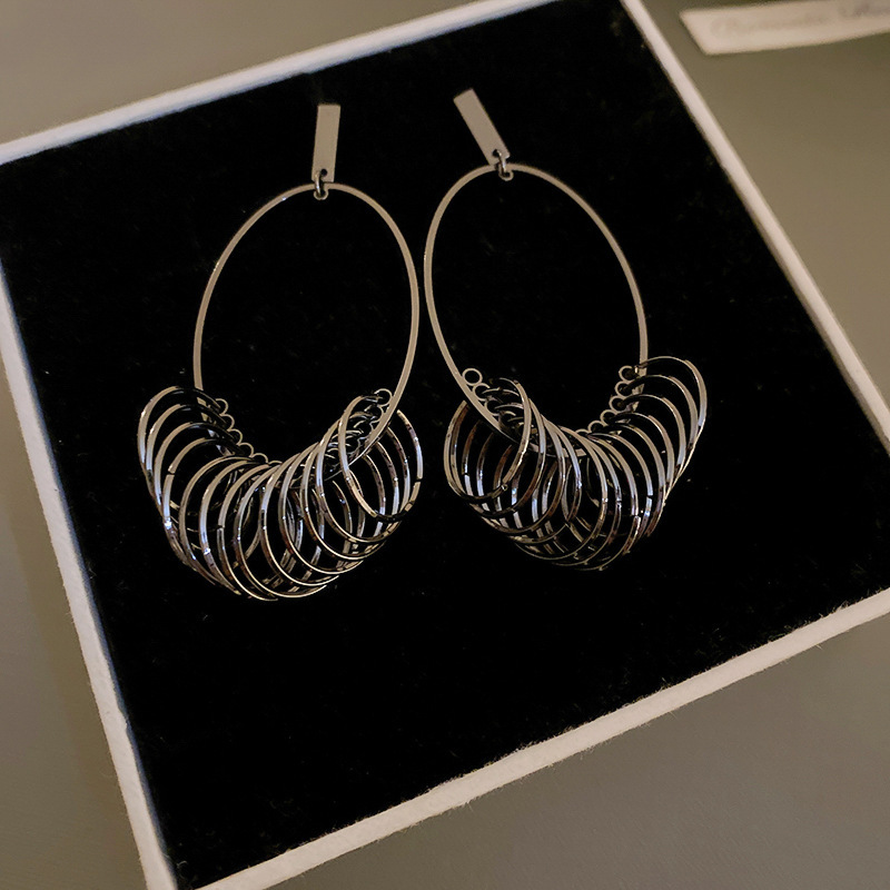 Pendientes de perlas de tendencia de moda de aguja de plata Pendientes pequeños y exquisitos de todo fósforo Pendientes de alta gama de lujo ligero al por mayor mujeres