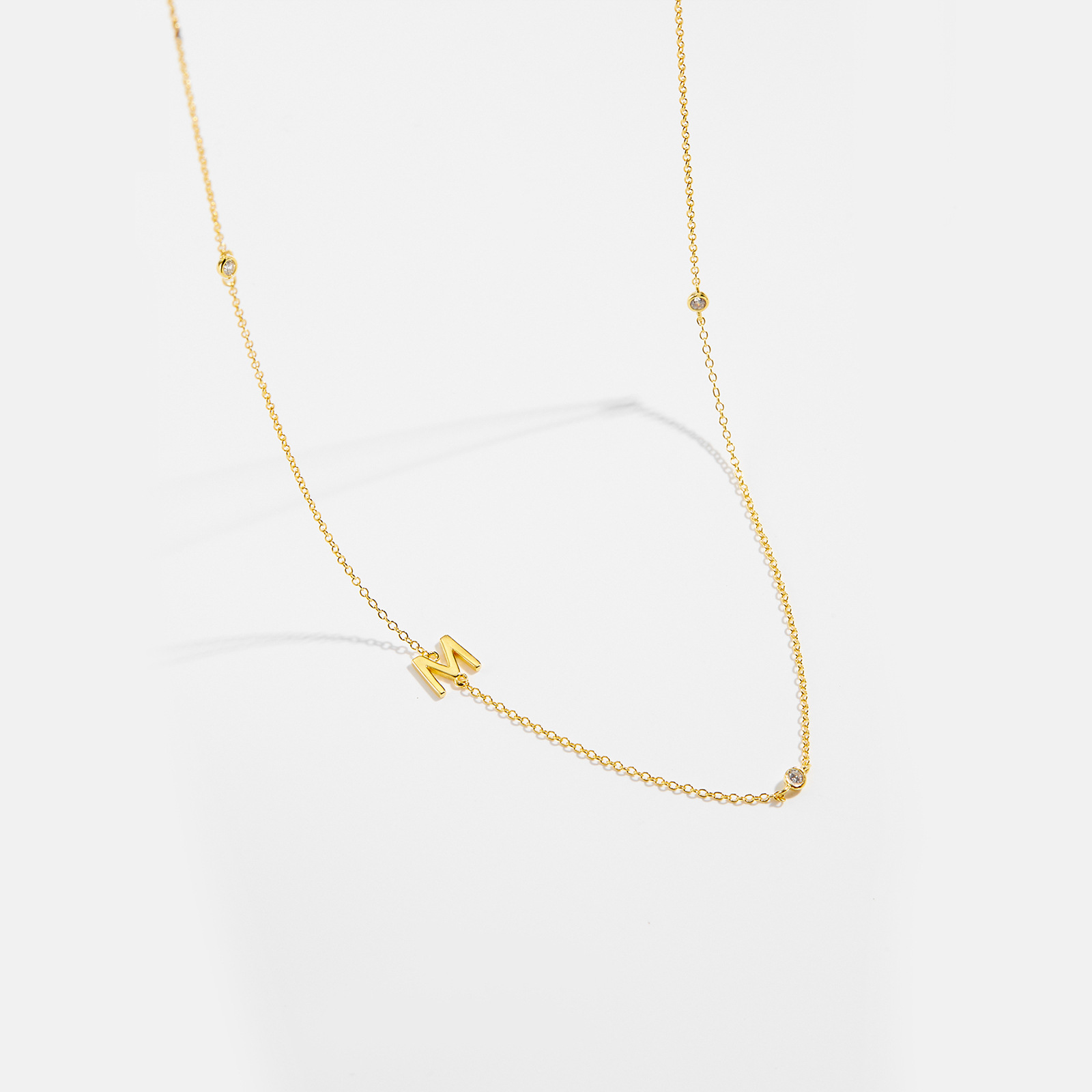 Collar con el alfabeto inglés de 26 letras para mujer, plata de ley S925, cadena de clavícula elegante y brillante, joyería nueva y popular en stock, venta al por mayor