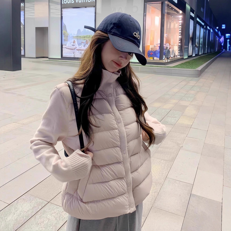 90 Fleece Knitted Stand Collar Spliced down Jacket for Women, Short Style, New Winter Model for Petite Figures, Lightweight Ribbed Base Coat 90 Fleece Knitted Stand Collar Spliced down Jacket for Women, Short Style, New Winter Model for Petite Figures, Lightweight Ribbed Base Coat