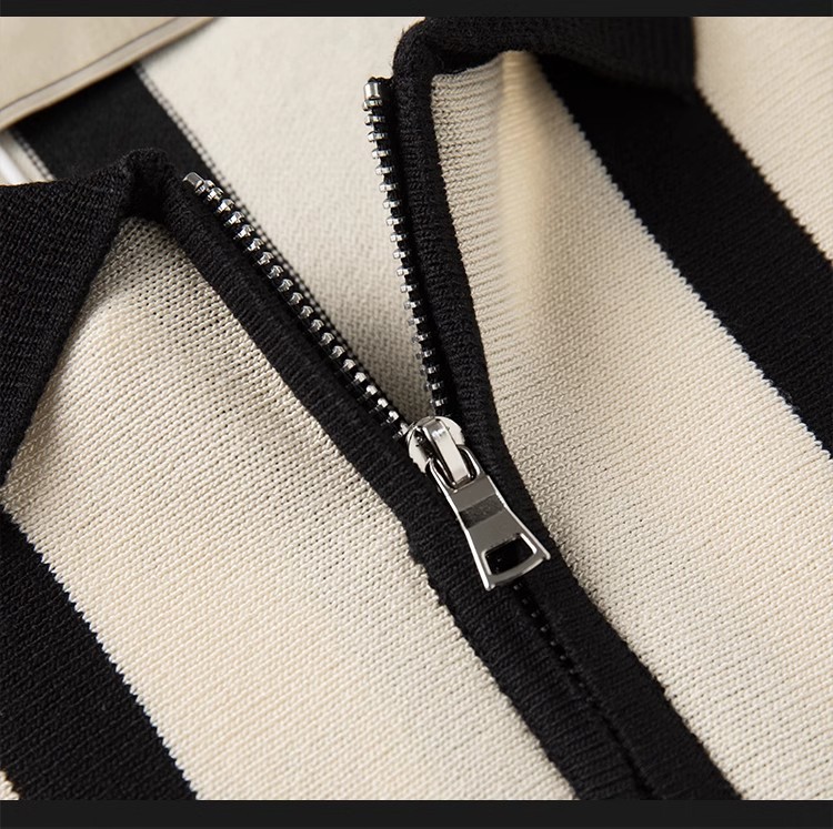 Polo in maglia da uomo con zip e righe verticali casual_voghion.com