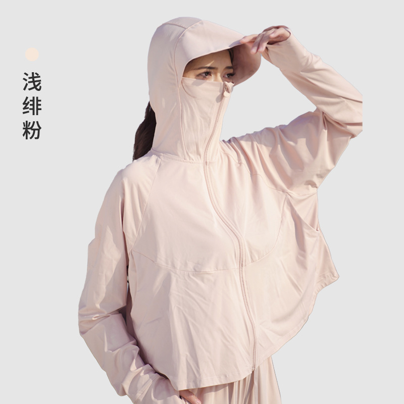 空の青い原紗の氷感のゆったりしたタイプの日焼け止めの服は帽子をかぶって紫外線を防ぎます。