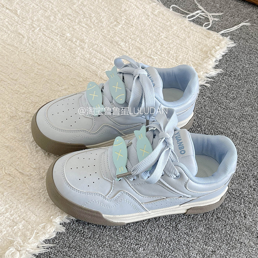 Pequeños zapatos blancos de cuero para mujeres 2025 primavera y otoño nuevo retro ins estudiantes zapatos de entrenamiento de base plana zapatos de skate casuales de mujer