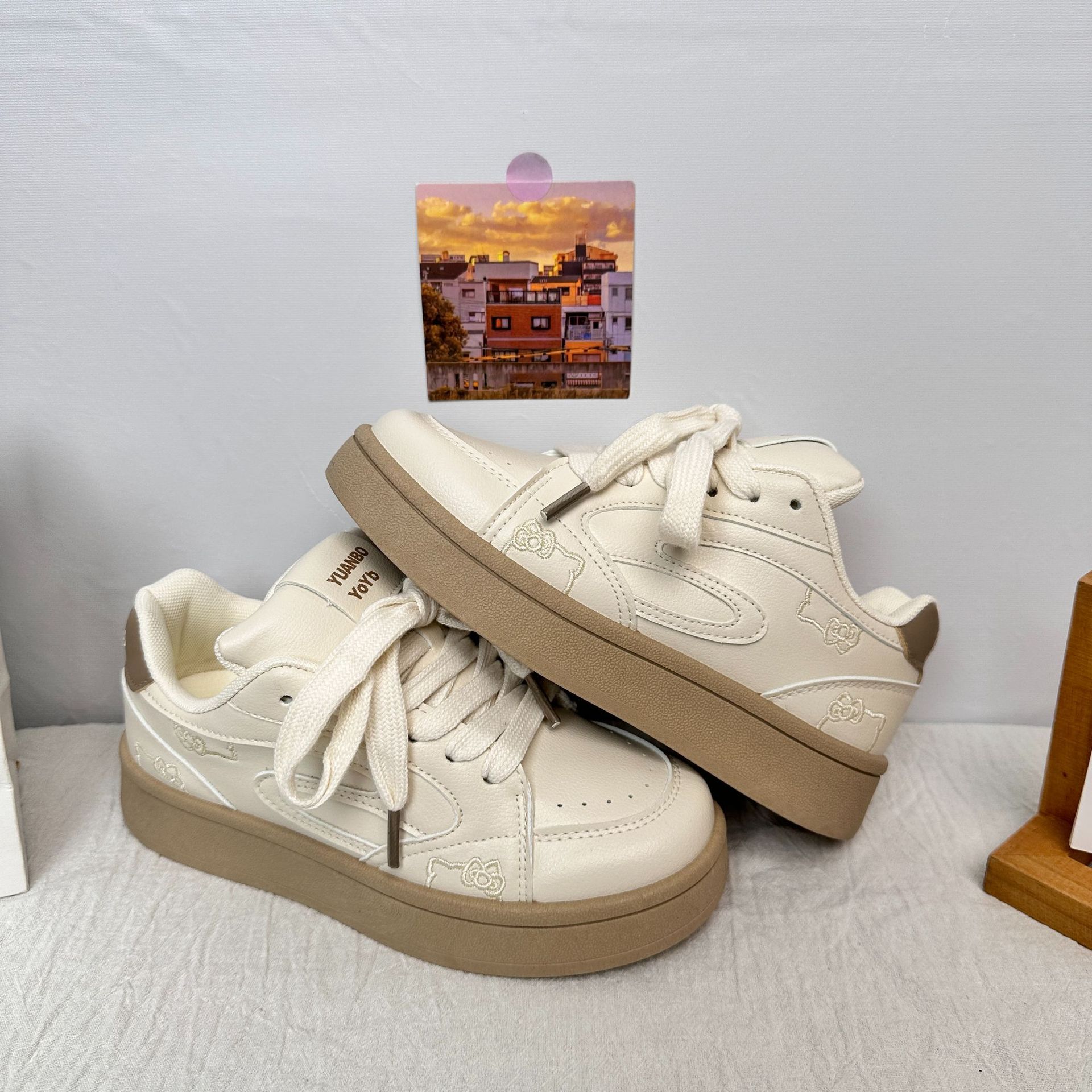 Yuanbo original blanco en polvo costura gato diseño zapatos de pan mujeres retro nicho zapatos de skate zapatos deportivos de suela gruesa en nombre del cabello