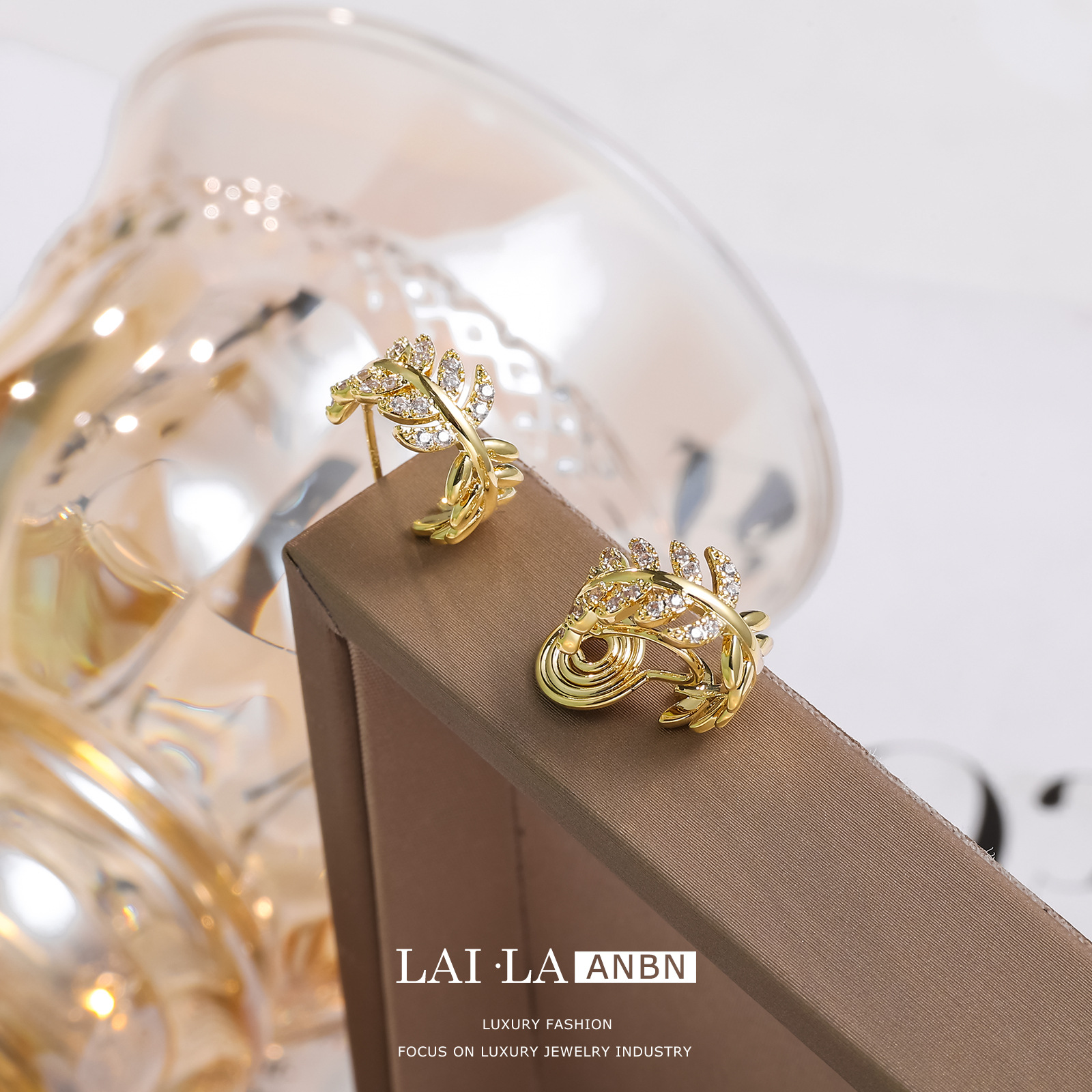 Francés de alto grado mosquito bobina clip de oreja sin dolor sin oreja hoja anillo de oreja temperamento luz clip de lujo pendientes de oreja al por mayor