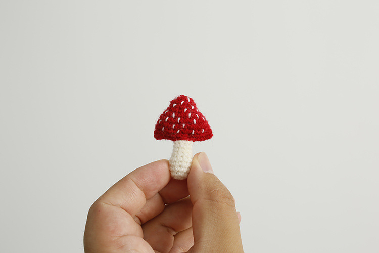 Women's Gender Knitting Design Cute Pin Mushroom Yarn Knitting Women's Brooches 1 Piece