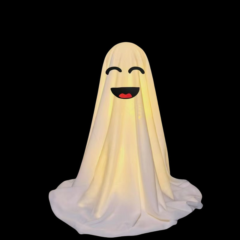 国境を越えたハロウィーンの幽霊テーブルがかわいいテーブルを並べて人形を飾るプラスチックの雰囲気テーブルが店のバーに飾られている|undefined