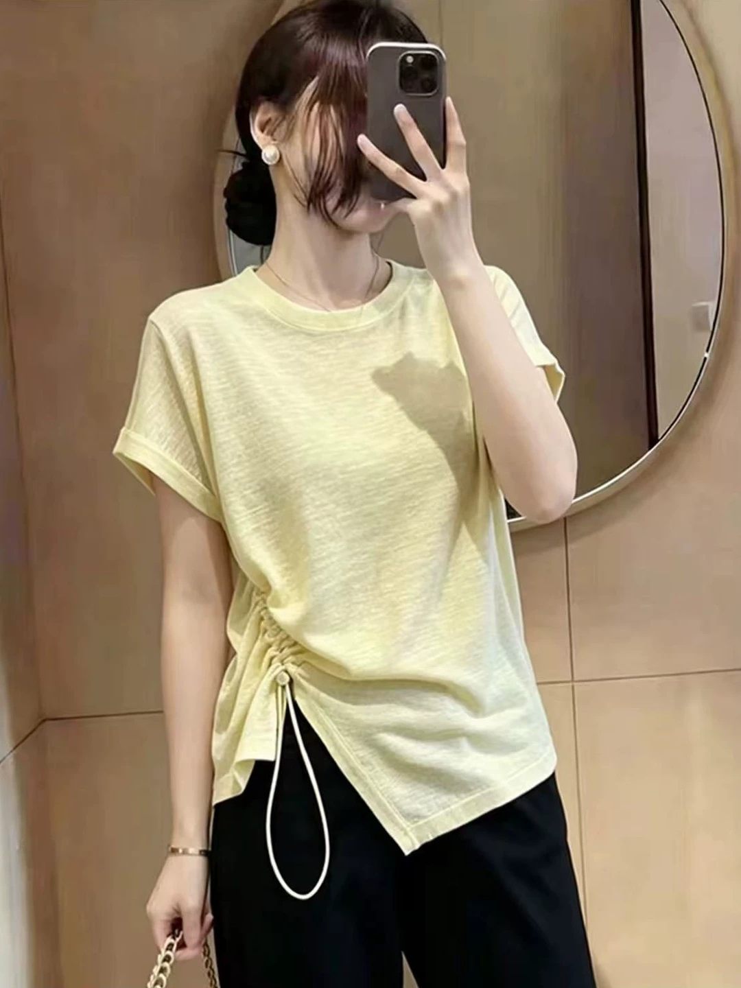 Áo thun nữ tay ngắn thiết kế dây rút không đều, form rộng thoải mái — màu đen