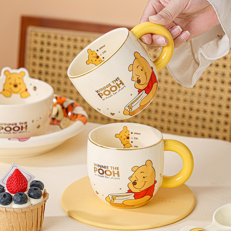 Taza de cerámica de lujo ligero con diseño de Winnie the Pooh, modelo nuevo 2025 para uso doméstico, taza de leche de alto valor estético para parejas. image 1