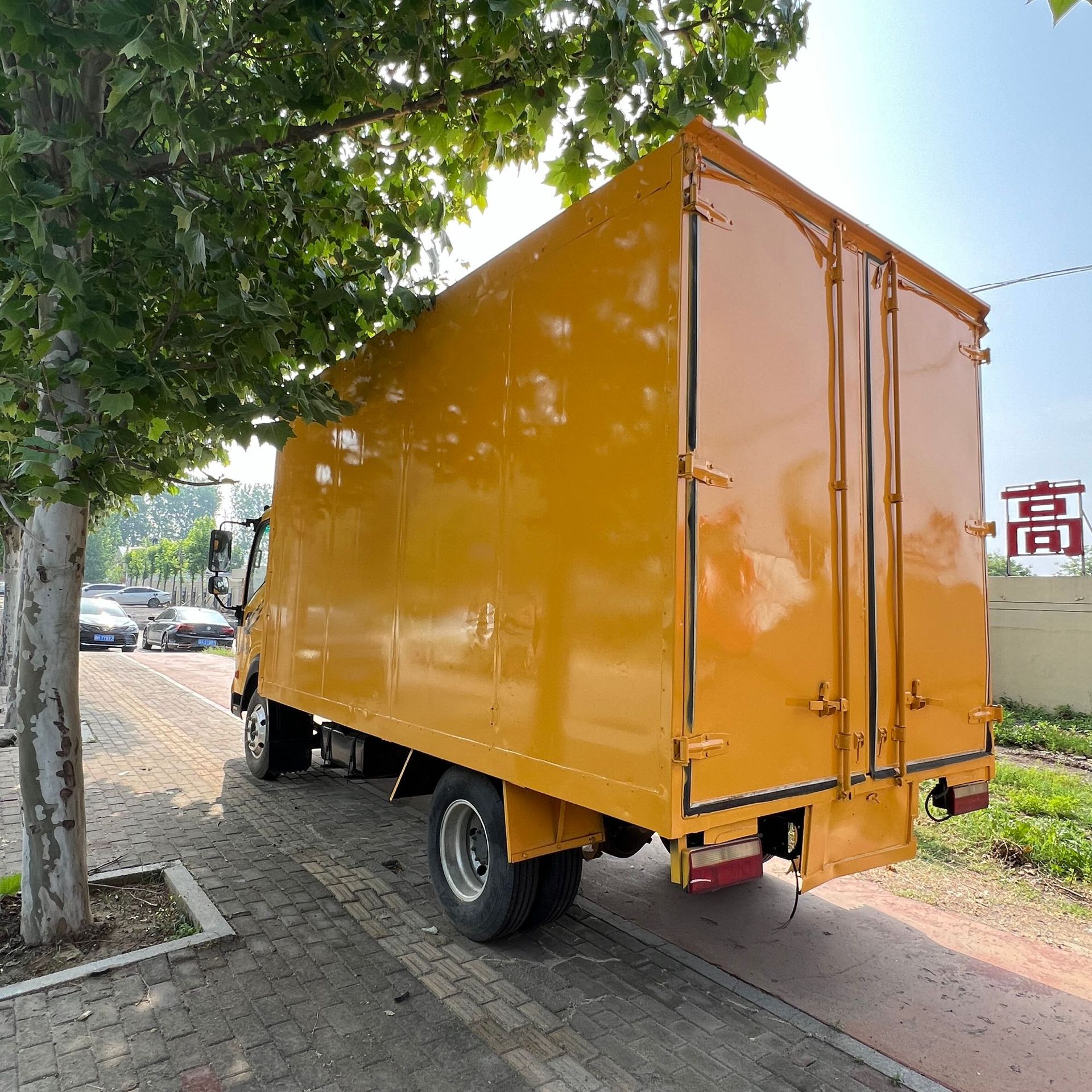 The factory exports to Africa the Sinotruk HOWO 4.2m box-type dump truck, a vehicle specifically designed for urban transportation