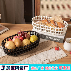 果物のパンの収納かごは手作りで陶磁器の飾りを編みます。