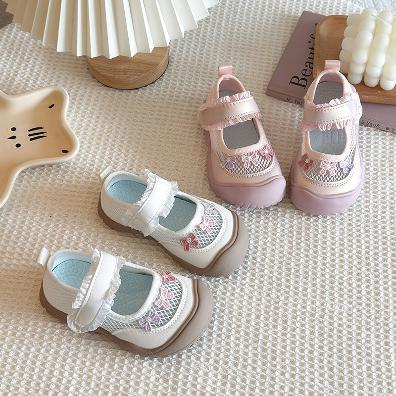Zapatos deportivos de moda para niños 2026 verano nuevos zapatos casuales transpirables de malla para niñas zapatos de bebé suaves