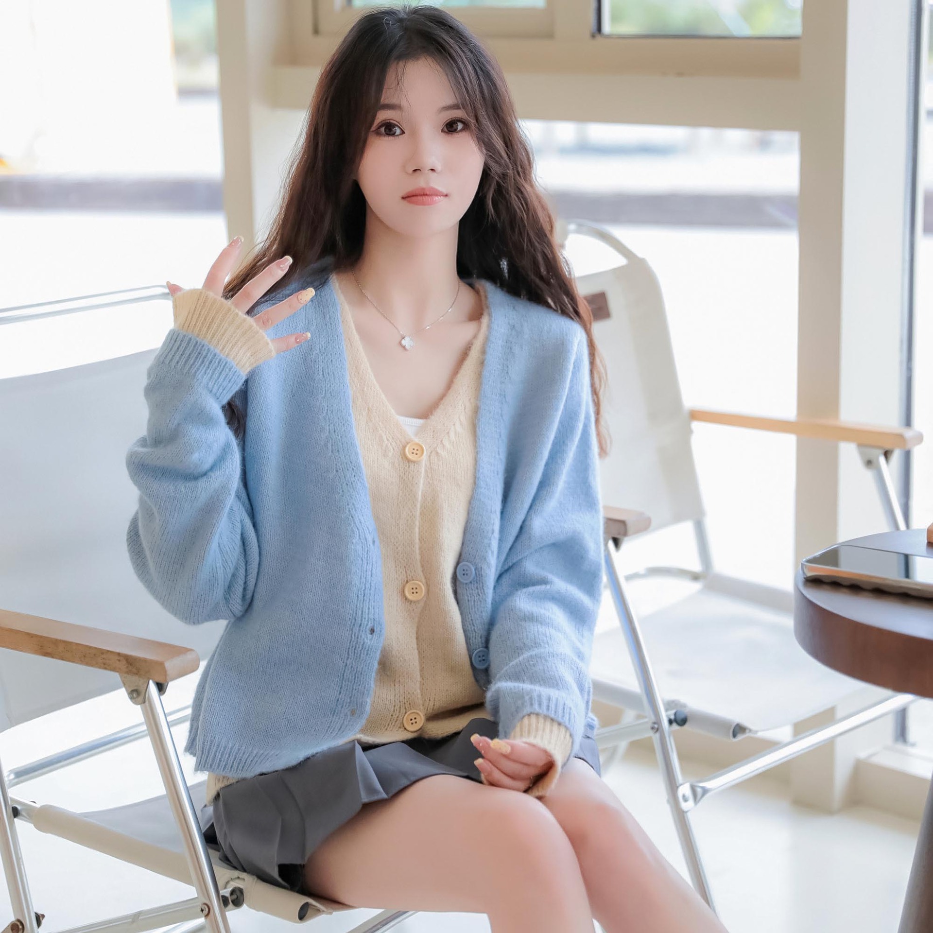 24 diseño de invierno Puyuan color choque empalme falso dos piezas de camiseta de punto de cuello en V para mujeres otoño nuevo