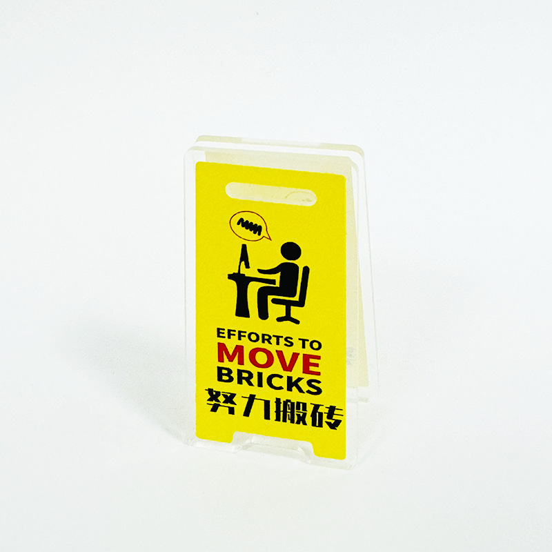 벽돌을 옮기기 위해 열심히 노력하다