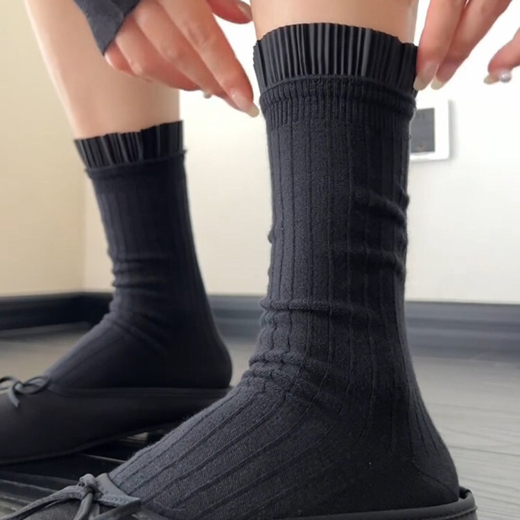 Full of a High-End Feel! They Make You Look Slimmer and Are Easy to Wear~ Absolutely Amazing~ Black and White Lace Mid-Length Socks for Women in Spring