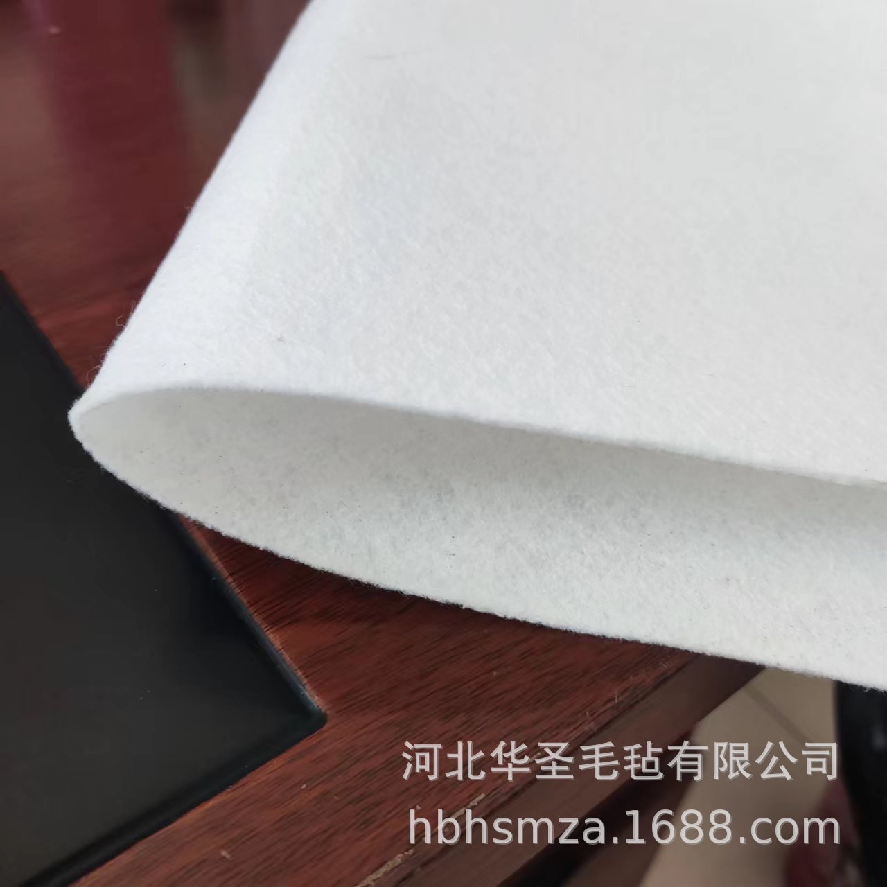 厂家供1-2mm白色涂胶毛毡布 阻燃拒油拒水喷胶涤纶针刺无纺布面料