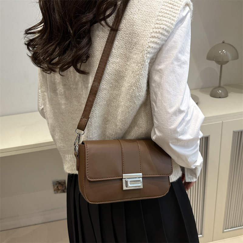 Bolso de palo mágico con sentido de diseño de nicho 2024 nuevo bolso cuadrado pequeño simple casual y versátil bolso negro de alta gama para axila