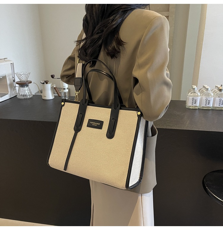 A new 2024 popular and versatile crossbody bag for women's commuting, a stylish tote bag undefined