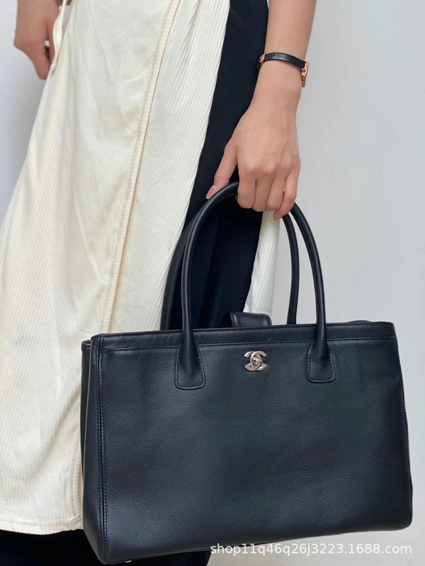 2023 Spring and Summer New Bag Women's Chanel Style Fashionable Texture Cowhide Middle Ancient Shopping Bag Hand Shoulder Tote Bag 2023 Spring and Summer New Bag Women's Chanel Style Fashionable Texture Cowhide Middle Ancient Shopping Bag Hand Shoulder Tote Bag