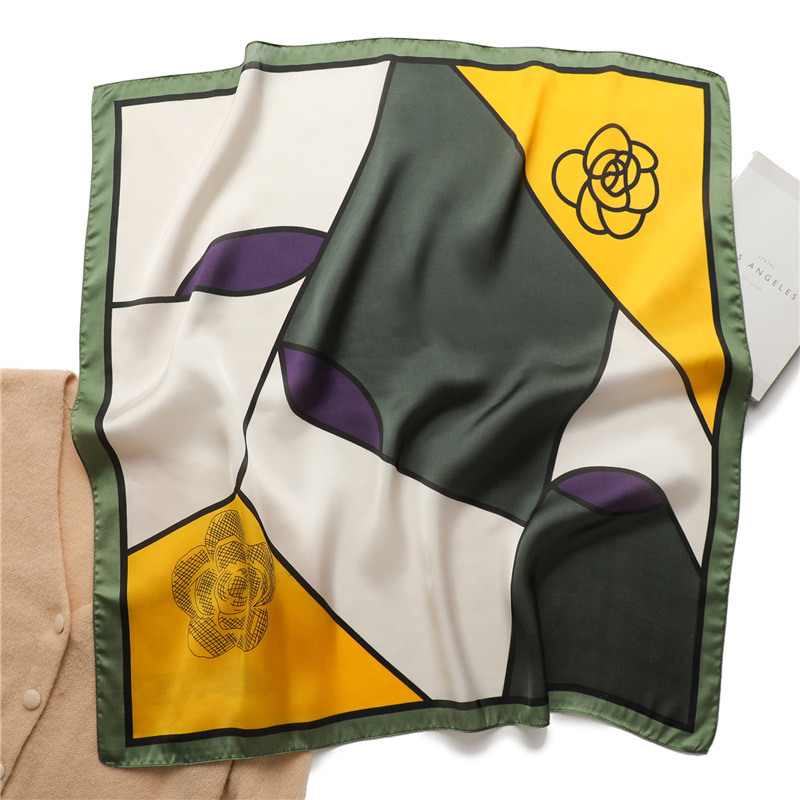 Foulard in seta da donna, elegante sciarpa quadrata con camelia_voghion.com