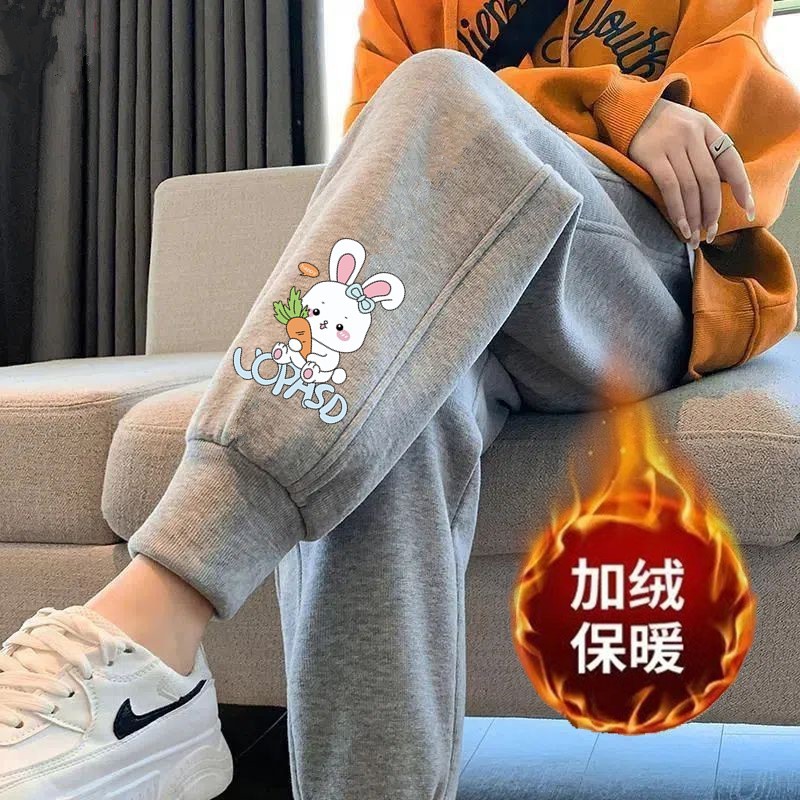 당근 토끼 나사 입 회색 바지와 벨벳