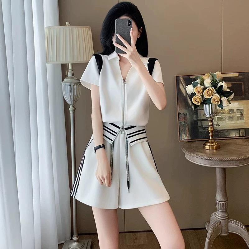 Летний спортивный костюм 2025 года, европейский стиль, женский, кэжуал, белый, короткий рукав, топ и шорты, комплект из двух предметов