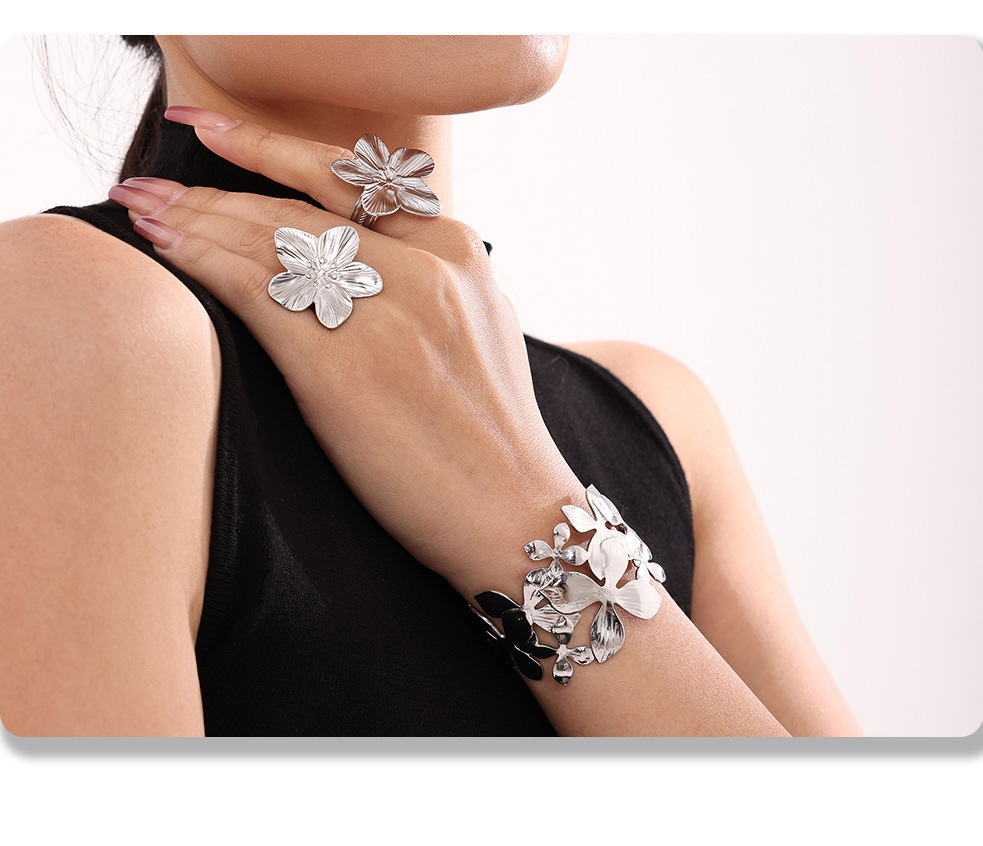 Offenes Armband mit quadratischer Zuckerblumenstruktur aus farbechtem Titanstahl, modisches und extra breites Armband_voghion.com