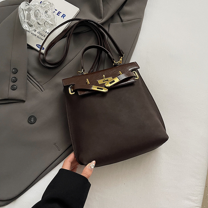 Pequeño color café sin colgante