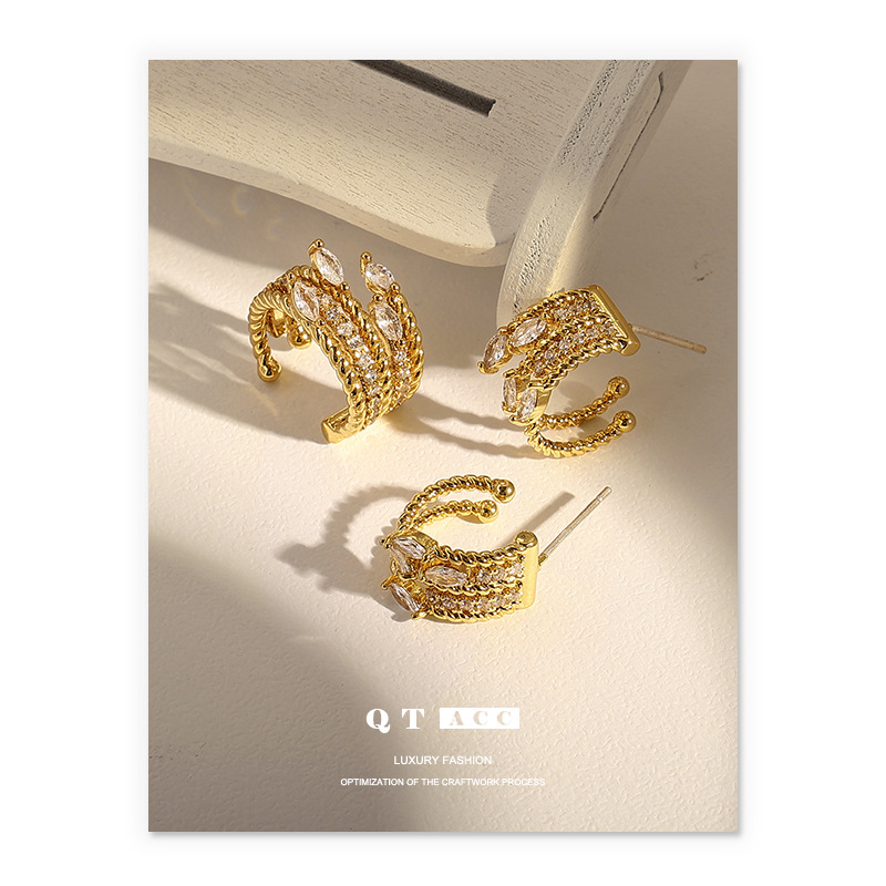 Bronce chapado en oro real 18K retro lujo ligero estilo de zircón incrustado pendientes de torsión de múltiples capas clip de hueso de orejas mujeres image 3
