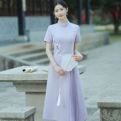 お母さんはチャイナドレスを身に着けています。