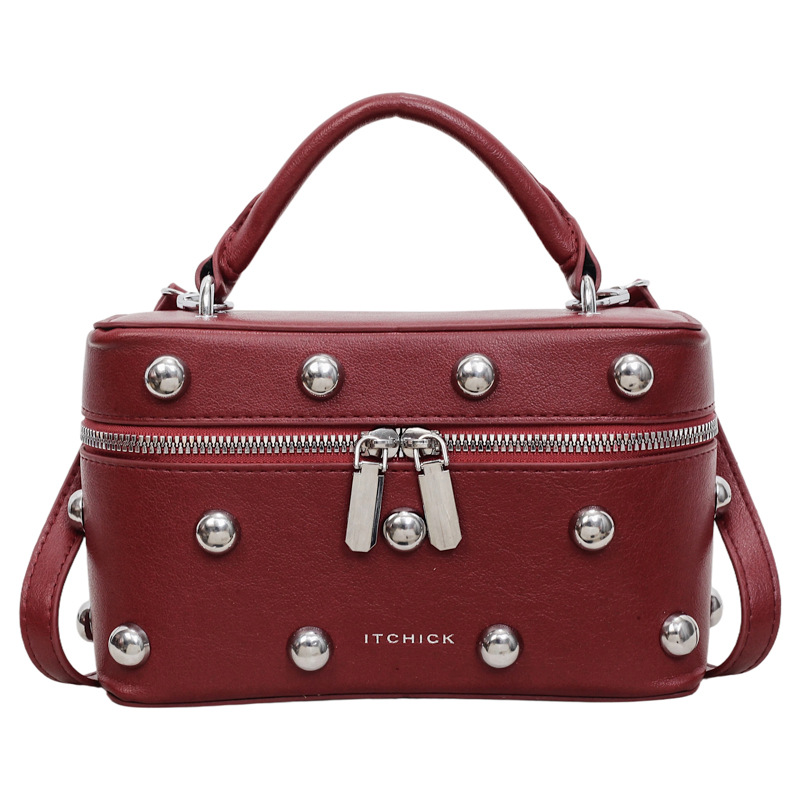 Bolsos portátiles de textura alta para mujeres 2026 nuevos nichos transfronterizos de diseño remaches de moda versátil bolso de mochila