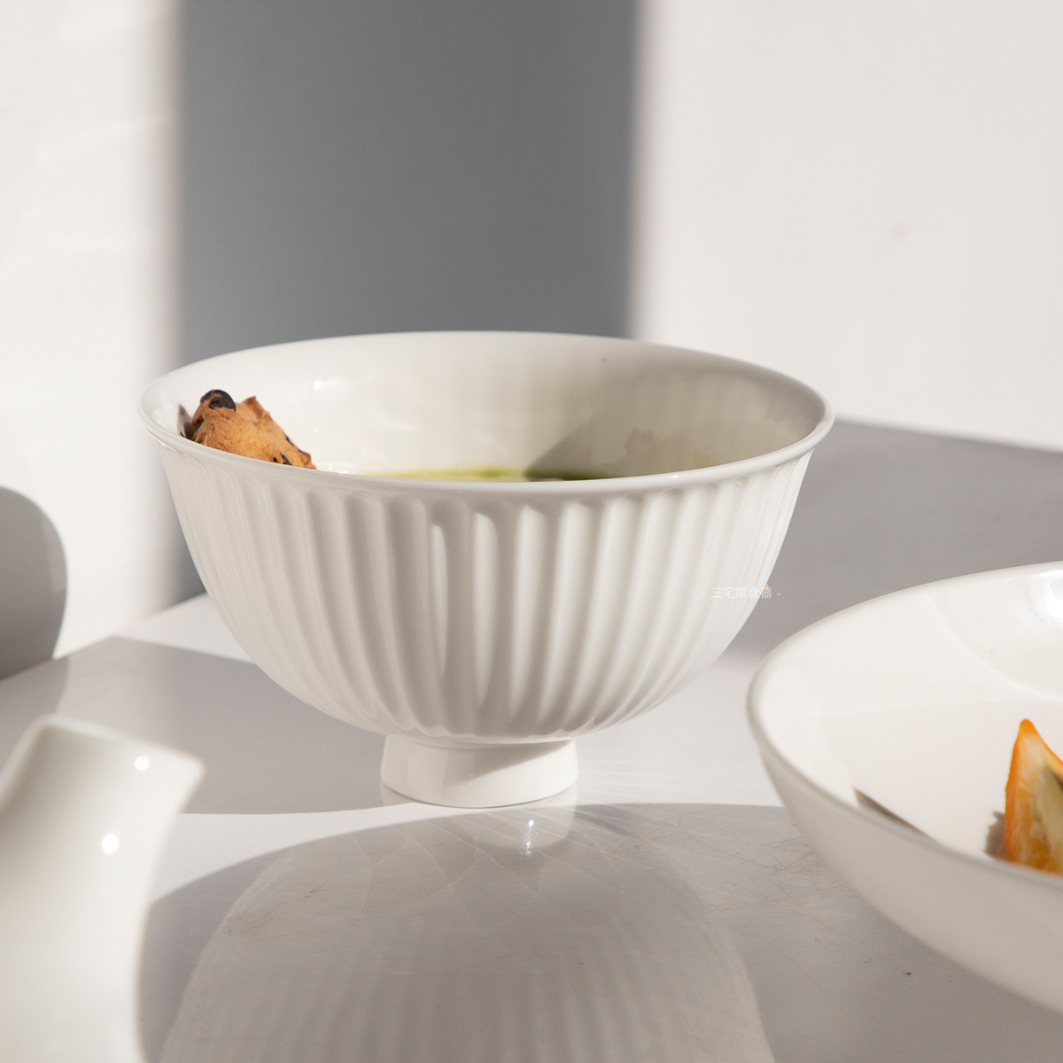 Tacos de arroz de cerámica gruesa hechos a mano por montañas y ríos, platos de postre de estilo japonés para una persona, platos de arroz, bocadillos blancos puros, platos de bocadillos