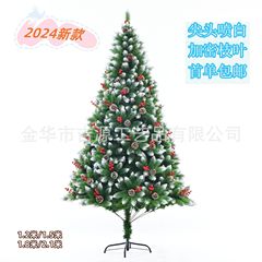 新しい落雪のクリスマスツリーの先の松の実の赤い果実はクリスマスツリーの場のクリスマスの装飾のシーンの配置を混合します。
